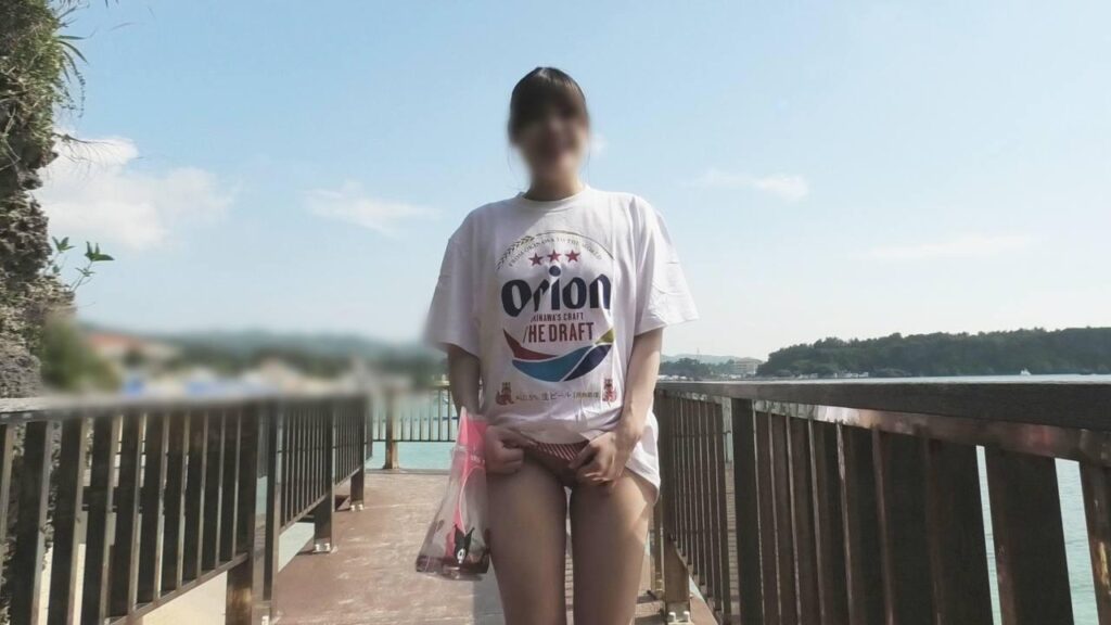 FC2-PPV-4484082 [可愛いすぎる彼女の露出］無修正！なんと昼間では初めて露出おまんこくぱぁ～！！公園やビーチ沿いで人が通ったりして少し興奮、、、予定外のくぱぁは開放感ありすぎて癖になっちゃいそう～笑…