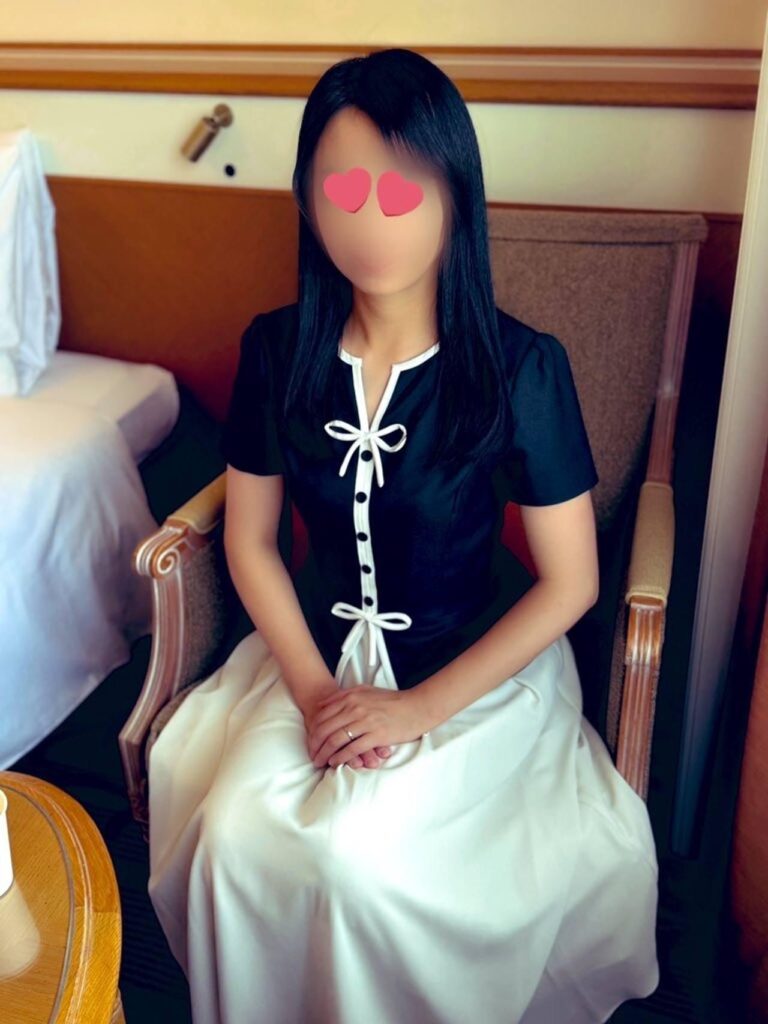 FC2-PPV-4773022 【完全顔出し&10個限定販売‼️】授業参観後に…妻に内緒の禁断3P 「奥様清楚な格好なのに顔ドロドロですよ?」