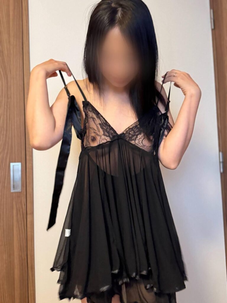 FC2-PPV-4804152 【10個限定&完全顔出し編】ギックリ腰の公認彼氏宅に2日派遣しました。 「パ⚫︎にお土産持って帰るんだろ?」 合計5発‼️ 中出し3✖️顔射1✖️お口1